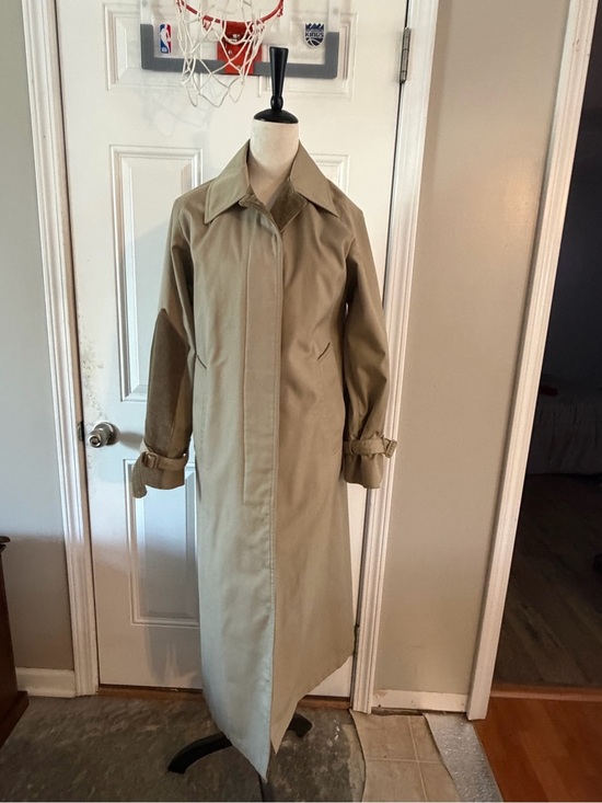 London Fog Jackets & Blazers - London Fog women’s vintage trench coat featuring structured collar size 12